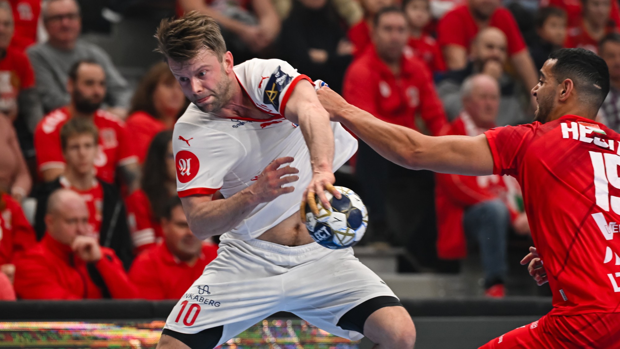 Magnus Sondena (b), a Kolstad Handball és Ahmed Hesham, a One Veszprém HC játékosa a férfi kézilabda Bajnokok Ligája csoportkörében játszott One Veszprém HC – Kolstad Handball mérkőzésen a One Veszprém Arénában 2025. november 19-én.