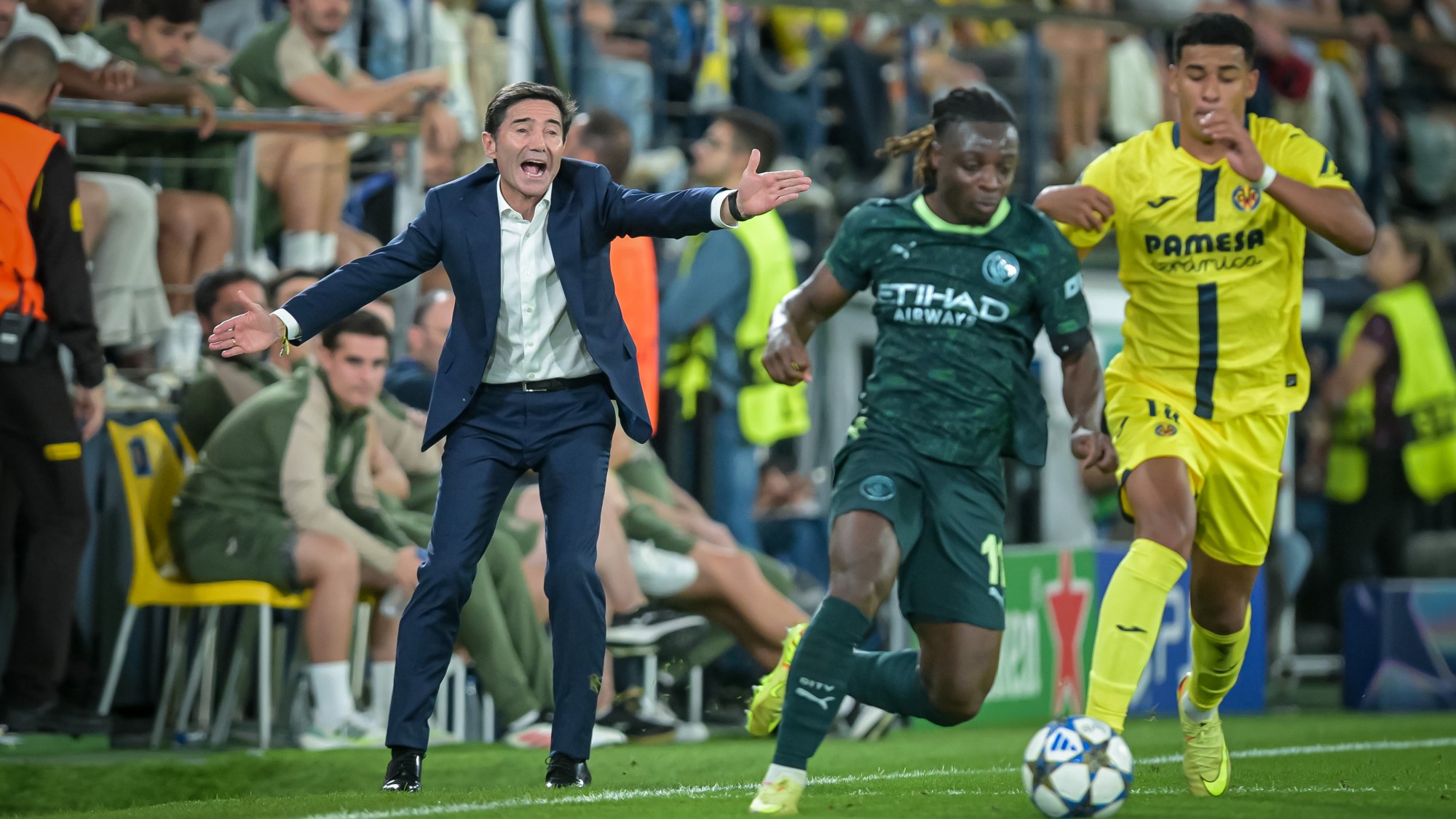 Marcelino Garcia Toral (Villarreal CF) gesztikulál a Villarreal FC és a Manchester City közötti UEFA Bajnokok Ligája-mérkőzésen az Estadio de La Ceramica stadionban.