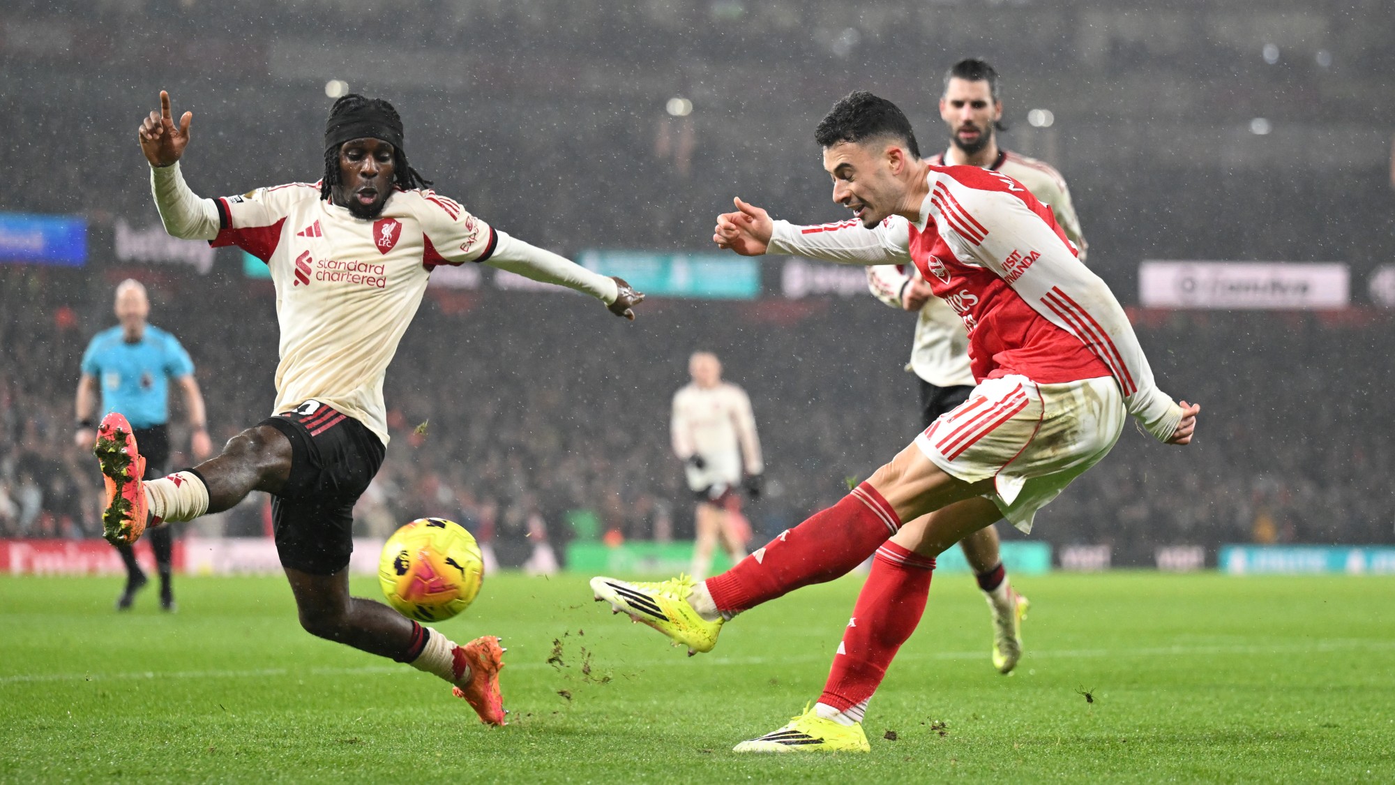 Gabriel Martinelli , Jeremie Frimpong és Szoboszlai Dominik (a háttérben) az Arsenal és a Liverpool rangadóján.