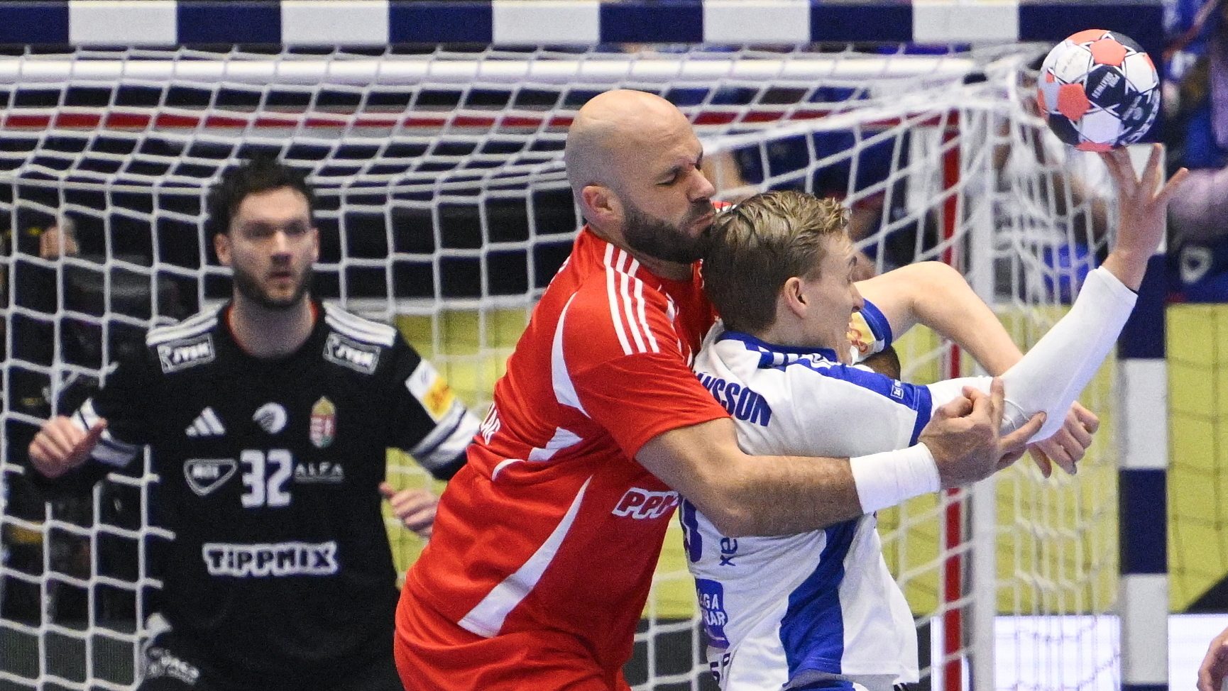 Sipos Adrián (középen)