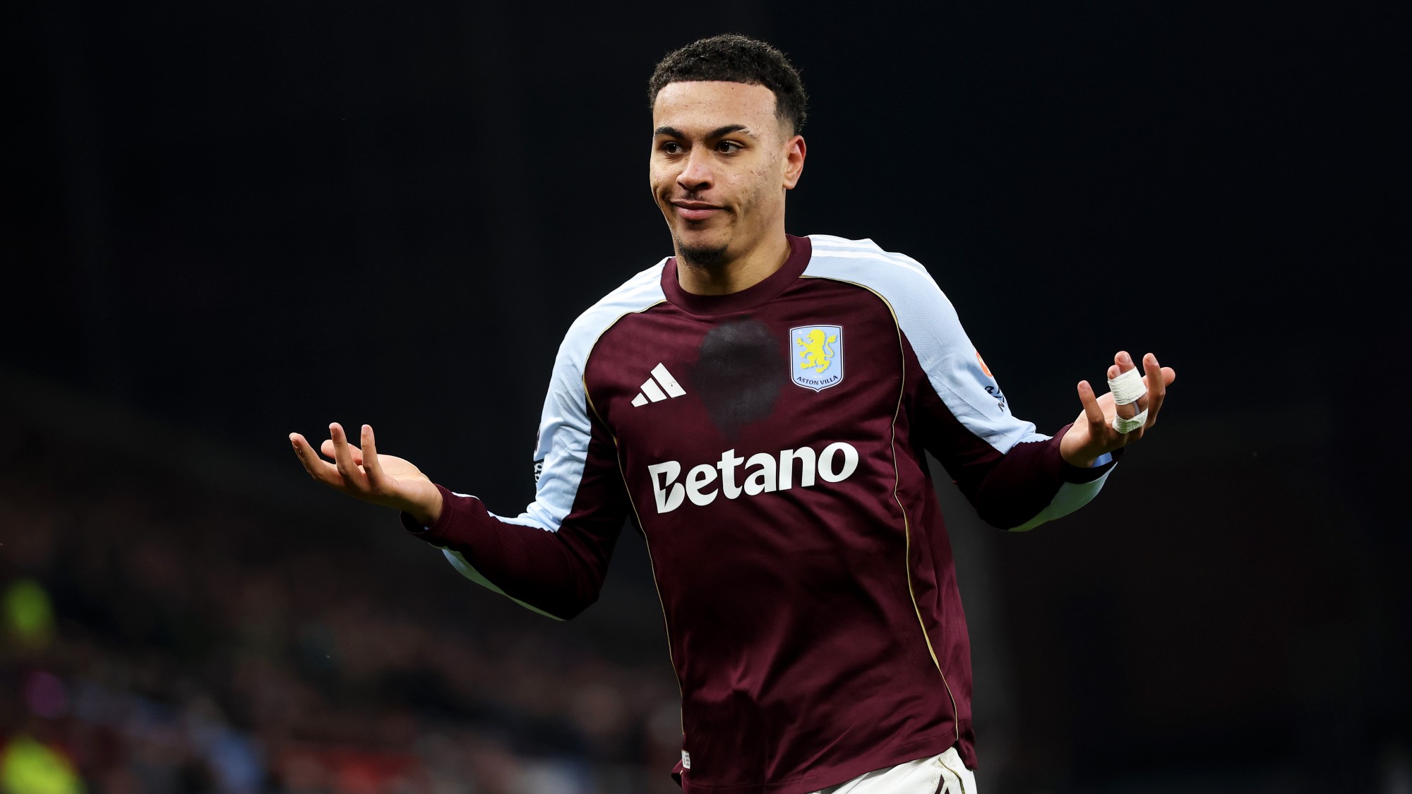 Morgan Rogers, az Aston Villa játékosa ünnepli a Manchester United elleni gólját.