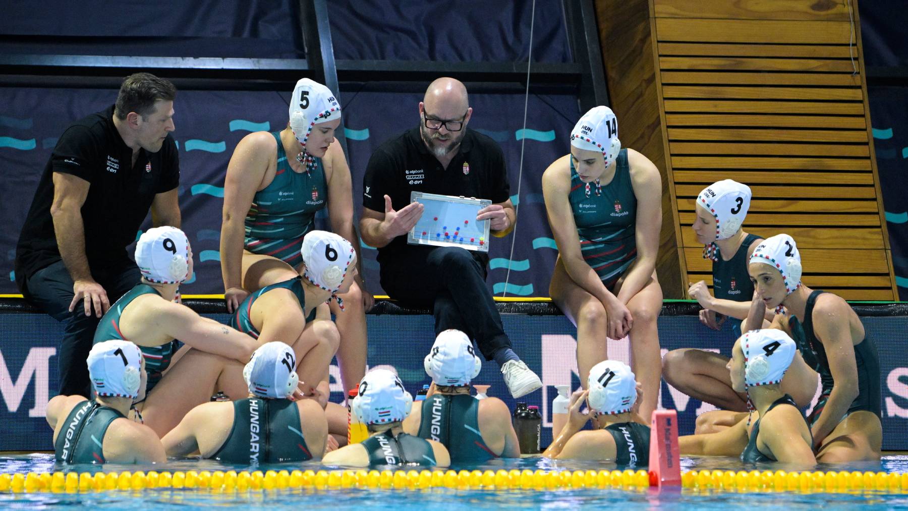 Funchal, 2026. február 5. Cseh Sándor, a magyar válogatott szövetségi kapitánya (k) a női vízilabda Európa-bajnokság döntőjében játszott Magyarország - Hollandia mérkőzésen a funchali Olimpiai Uszodakomplexumban 2026. február 5-én. MTI/Szigetváry Zsolt