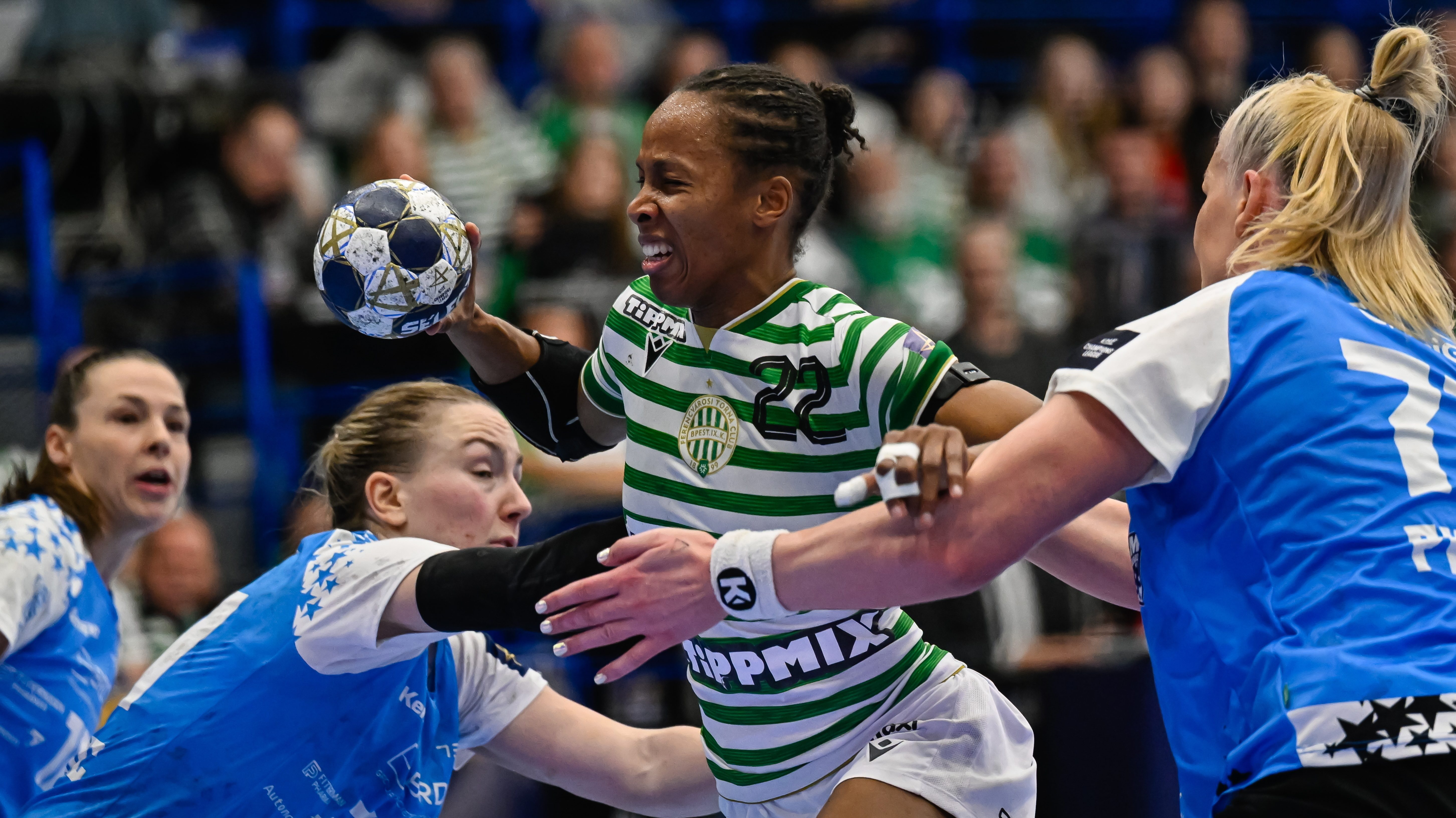 Orlane Kanor, a FTC-Rail Cargo Hungaria (j2), valamint Inger Smits (b), Tatjana Brnovic (b2) és Crina Elena Pintea (j), a CSM Bucuresti játékosai