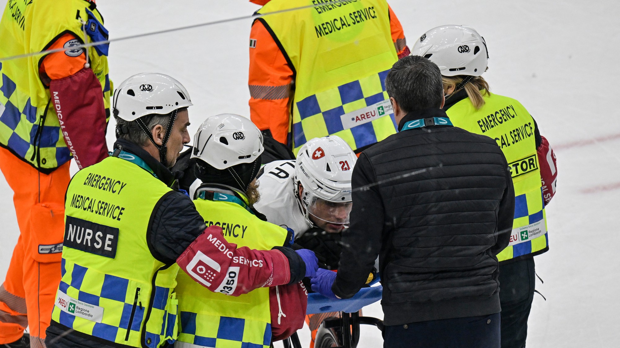 Kevin Fiala hordágyon, miután megsérült a Kanadal elleni mérkőzésen a téli olimpián.