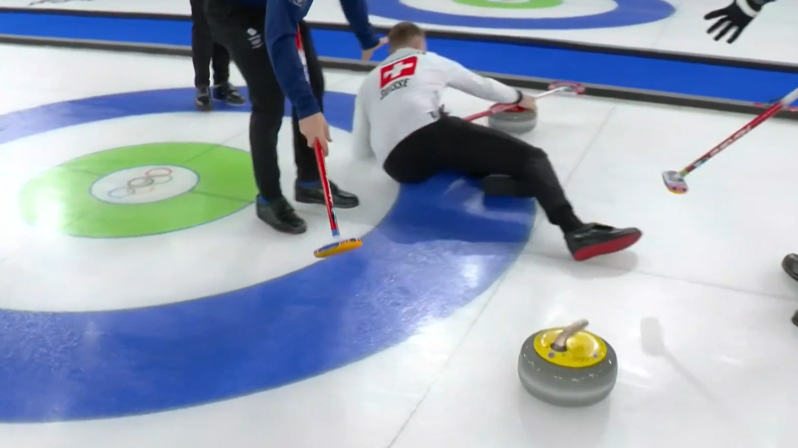 Yannick Schwaller, miután elesett a téli olimpia curlingversenyén.