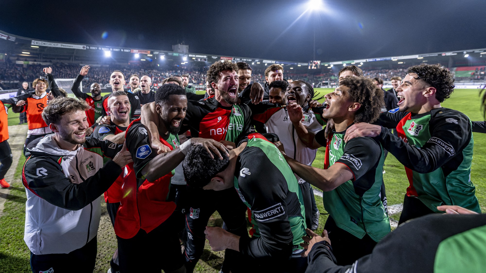 Az NEC Nijmegen játékosai ünnepelnek, miután legyőzték a PSV-t a Holland Kupában.