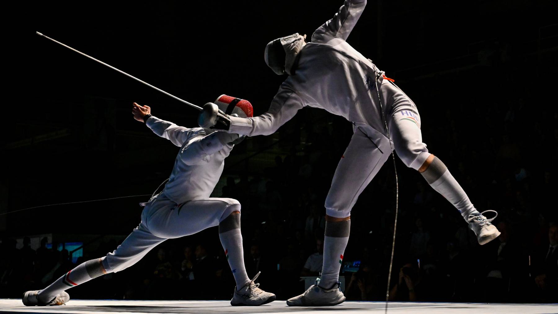 Budapest, 2025. december 20. Andrásfi Tibor, a BVSC (b) és Koch Máté, a Vasas versenyzője a vívó országos bajnokság férfi párbajtőr versenyének döntőjében a fővárosi BOK Csarnokban 2025. december 20-án. MTI/Illyés Tibor