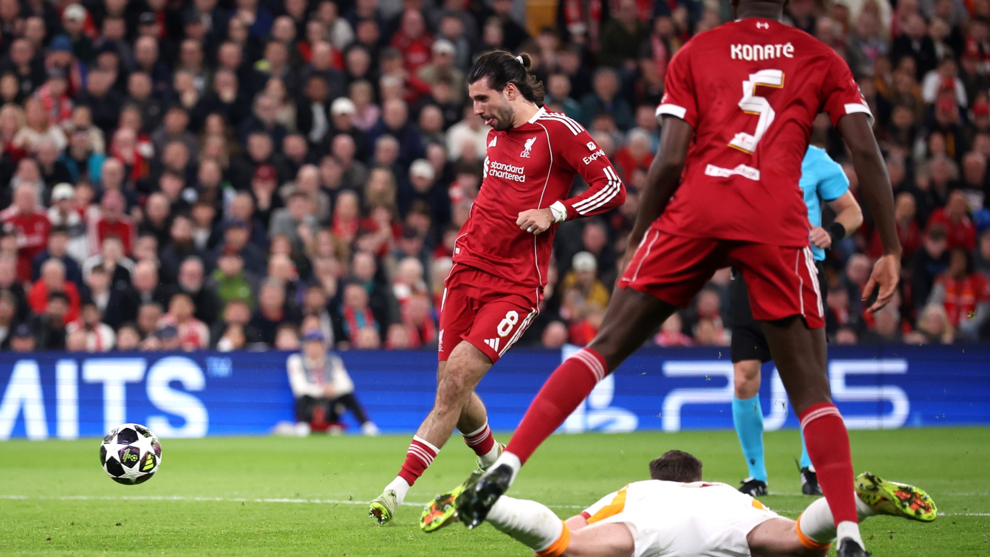 Szoboszli Dominik, a Liverpool játékosa, miközben gólt szerez a Galatasaray ellen.