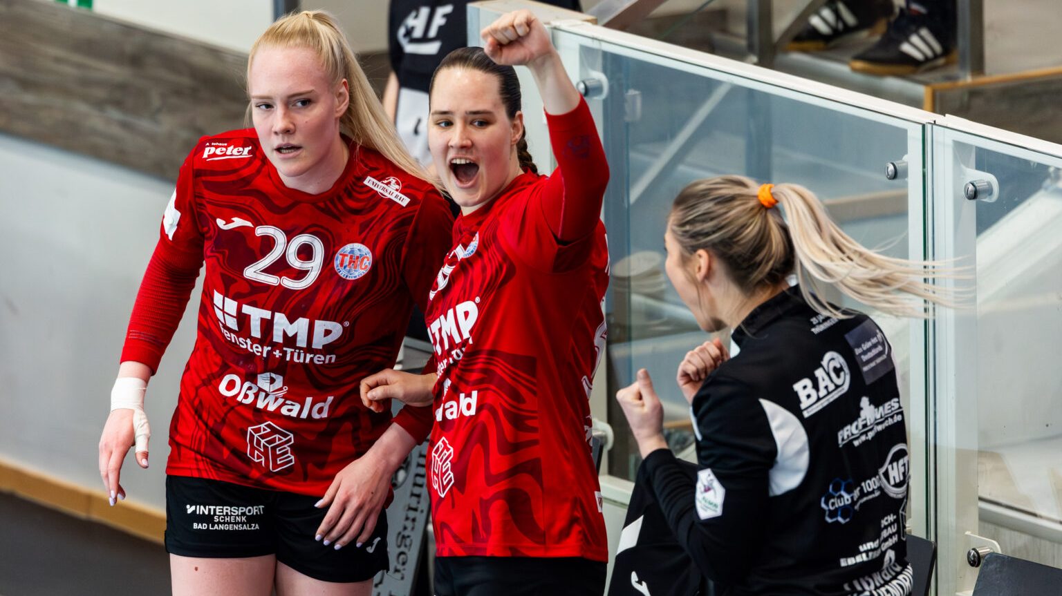 Johanna Reichert (29) és Kuczora Csenge (középen)