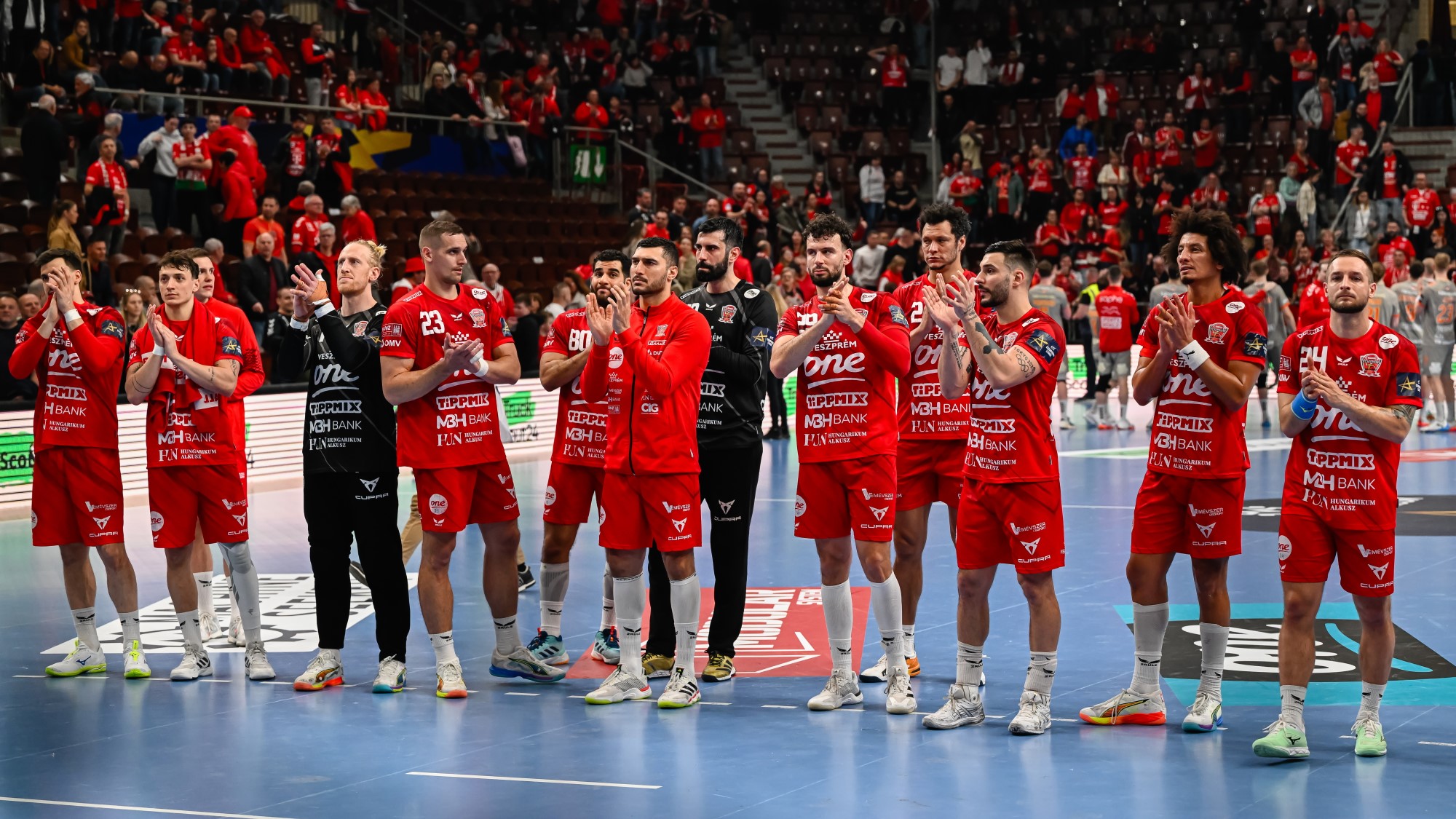 A One Veszprém HC játékosai köszönik meg a szurkolást a férfi kézilabda Bajnokok Ligája csoportkörében játszott One Veszprém HC - Aalborg Handbold mérkőzés után a One Veszprém Arénában 2026. március 12-én. A mérkőzést az Aalborg Handbold nyerte 38-33-ra.