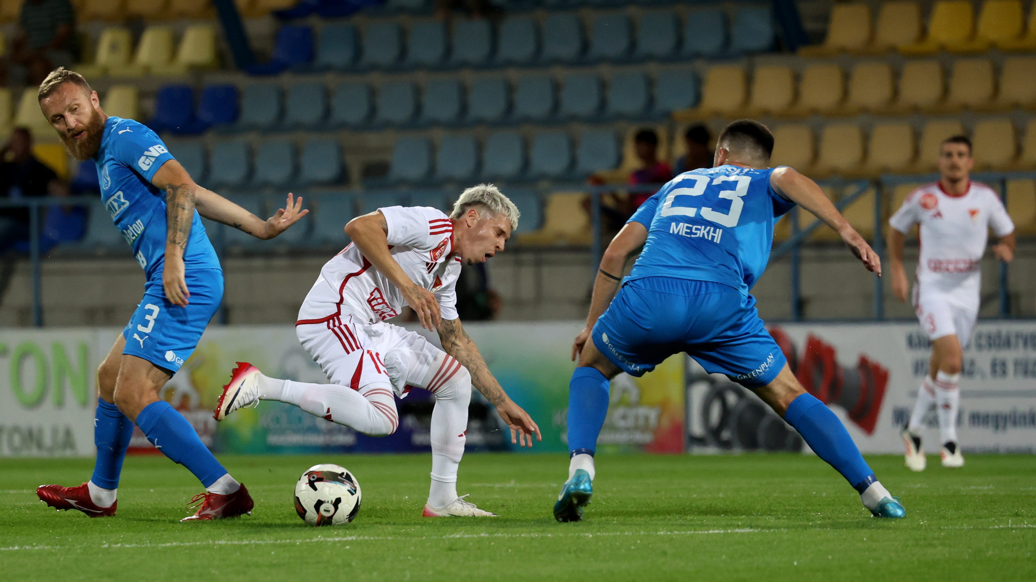 Varazdat Haroján (b) és Mihajlo Meszhi (j).