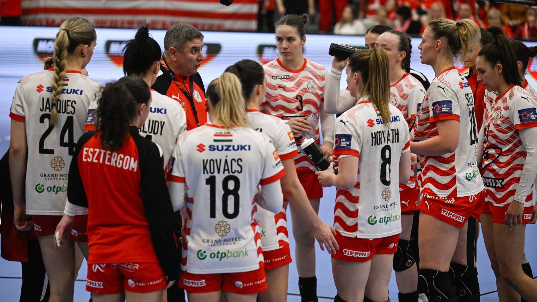 Elek Gábor, a Mol Esztergom vezetőedzője (b4) a női kézilabda Európa-liga B csoportja 5. fordulójában játszott Mol Esztergom - Nyköbing Falster HB mérkőzésen az esztergomi Suzuki Arénában 2026. február 15-én. Az Esztergom 30-25-re győzött.