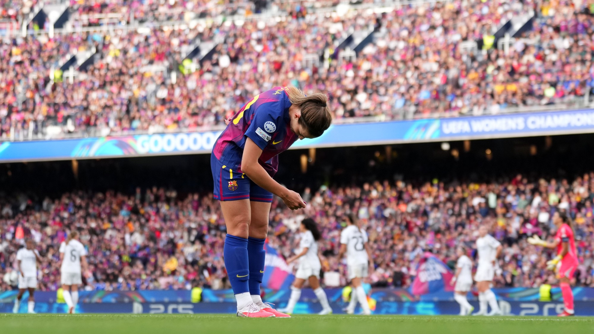 Alexia Putellas, a Barcelona játékosa meghajol a szurkolók előtt.