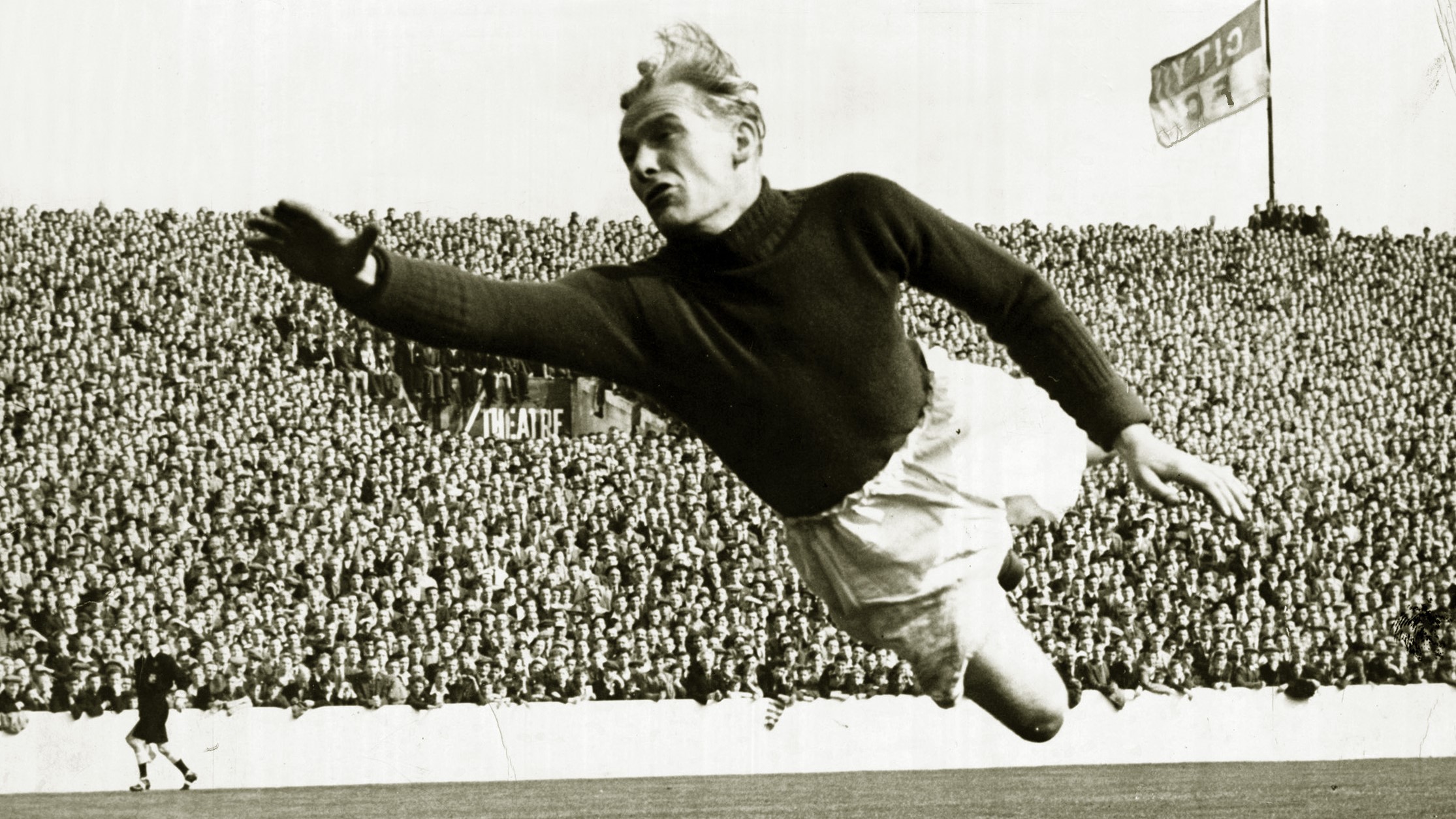 Bert Trautmann, a Manchester City kapusa a Wolverhampton elleni mérkőzésen 1951-ben.