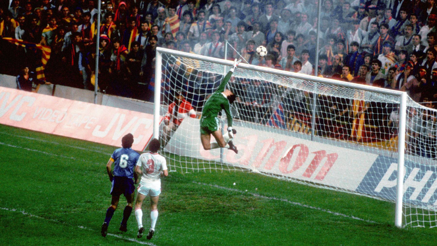 Steaua Bucharest goalkeeper Helmut Ducadam (r) tips the ball over the bar (Photo by Peter Robinson/EMPICS via Getty Images)