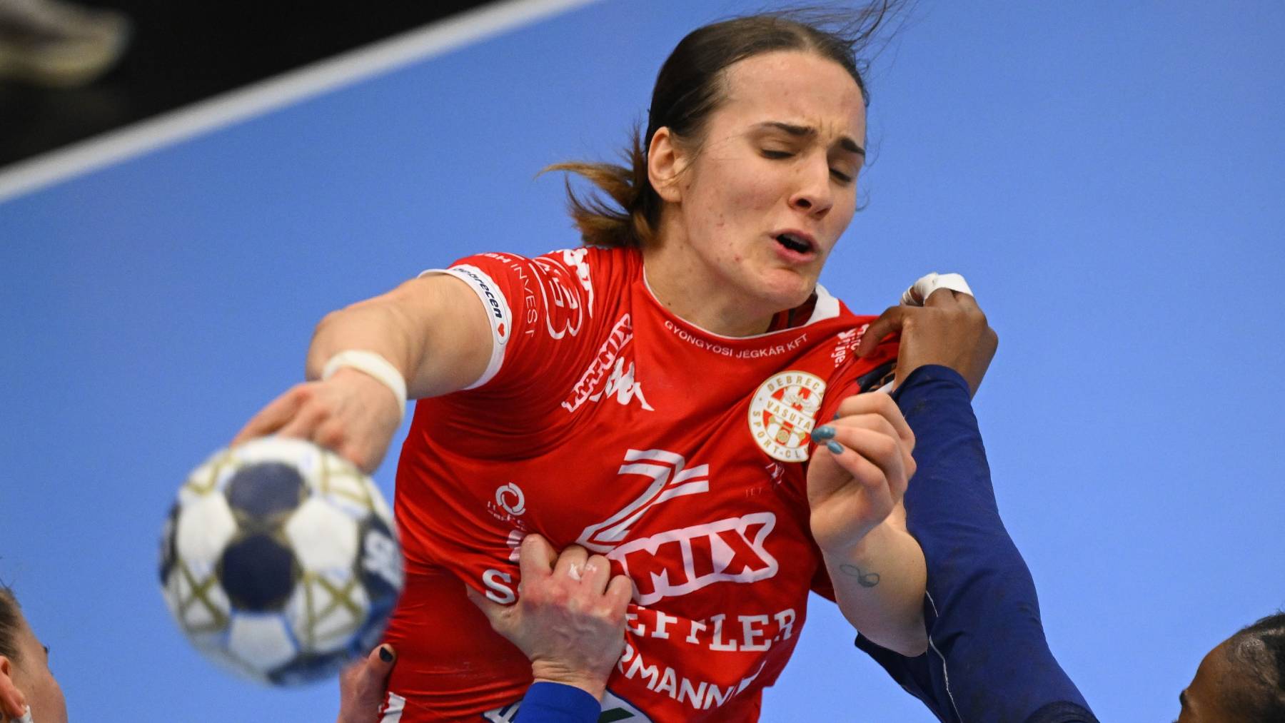 Jovana Jovovic, a Debrecen (k), valamint Nada Kadovic (b) és Hawa N'Diaye, a Podgorica játékosai a női kézilabda Bajnokok Ligája B csoportjának 14. (utolsó) fordulójában játszott DVSC Schaeffler - Buducnost Podgorica mérkőzésen a debreceni Hódos Imre Rendezvénycsarnokban 2026. február 22-én. A Debrecen 32-30-ra győzött.