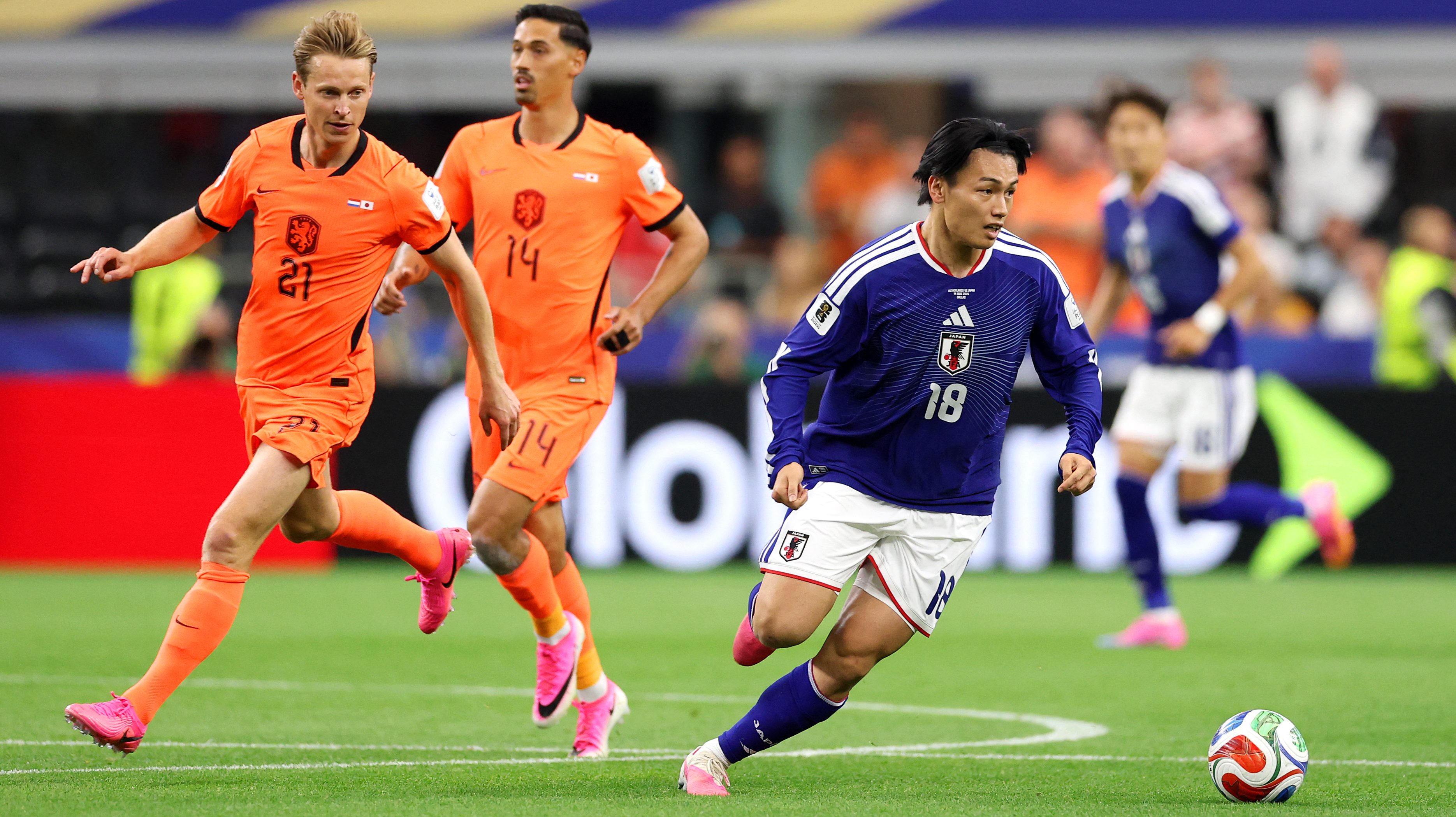 Ueda és Frenkie de Jong.