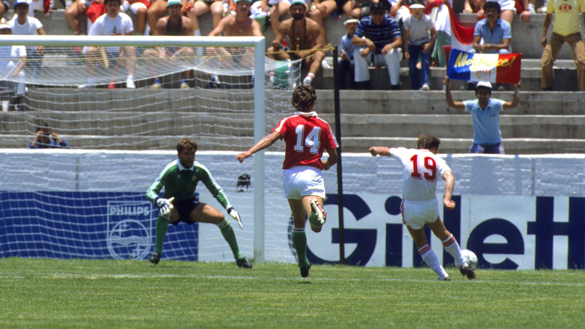 Belanov kapura lő az 1986-os szovjet-magyar meccsen.