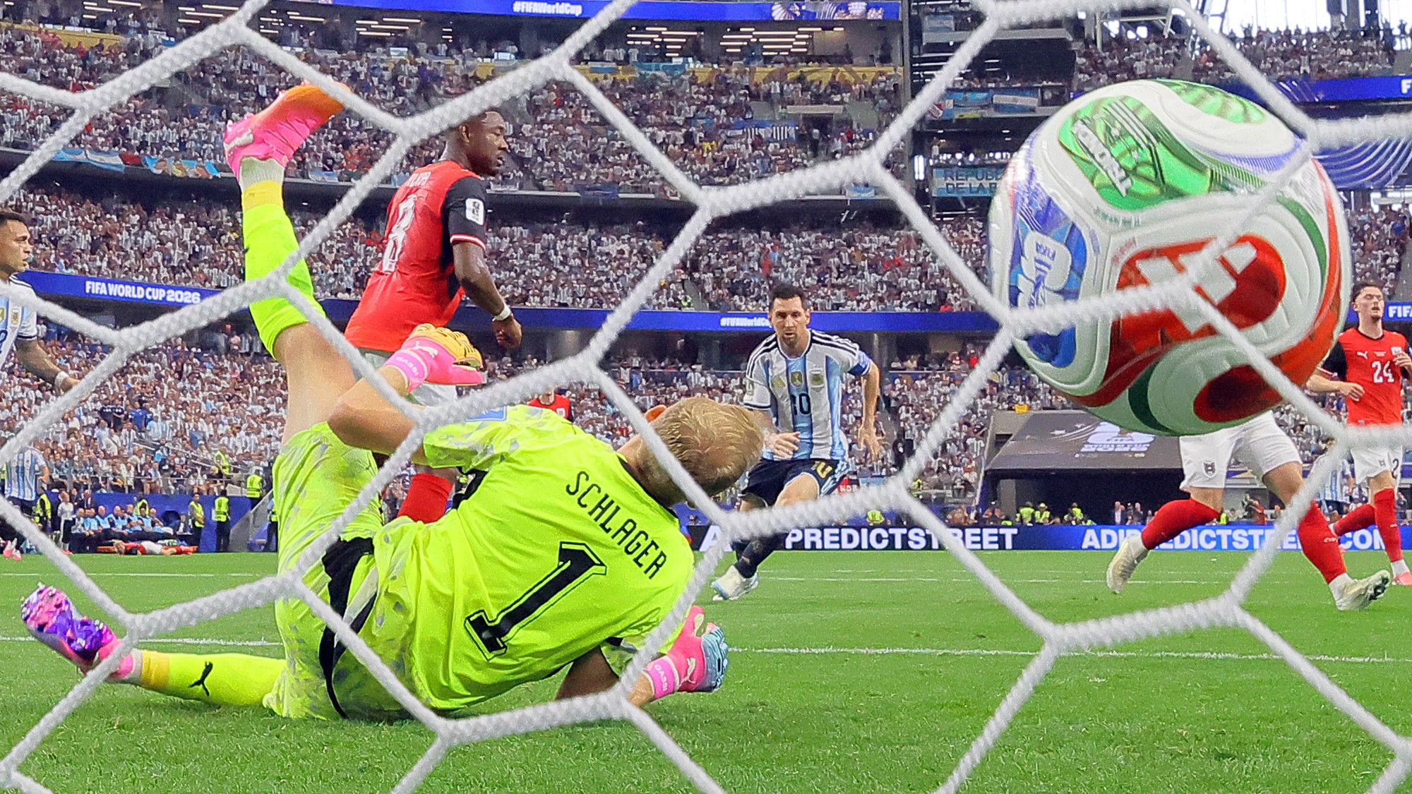 Lionel Messi, miközben gólt szerez Ausztria ellen.