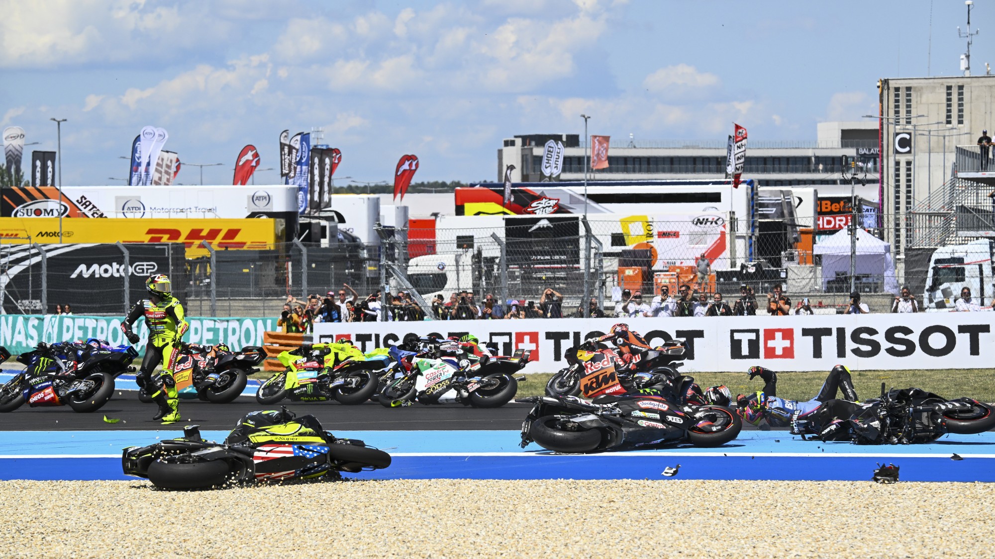 Tömeges bukás a MotoGP Magyar Nagydíj futamán a gyorsaságimotoros-világbajnokság magyarországi versenyén a balatonfőkajári Balaton Park Circuit versenypályán.