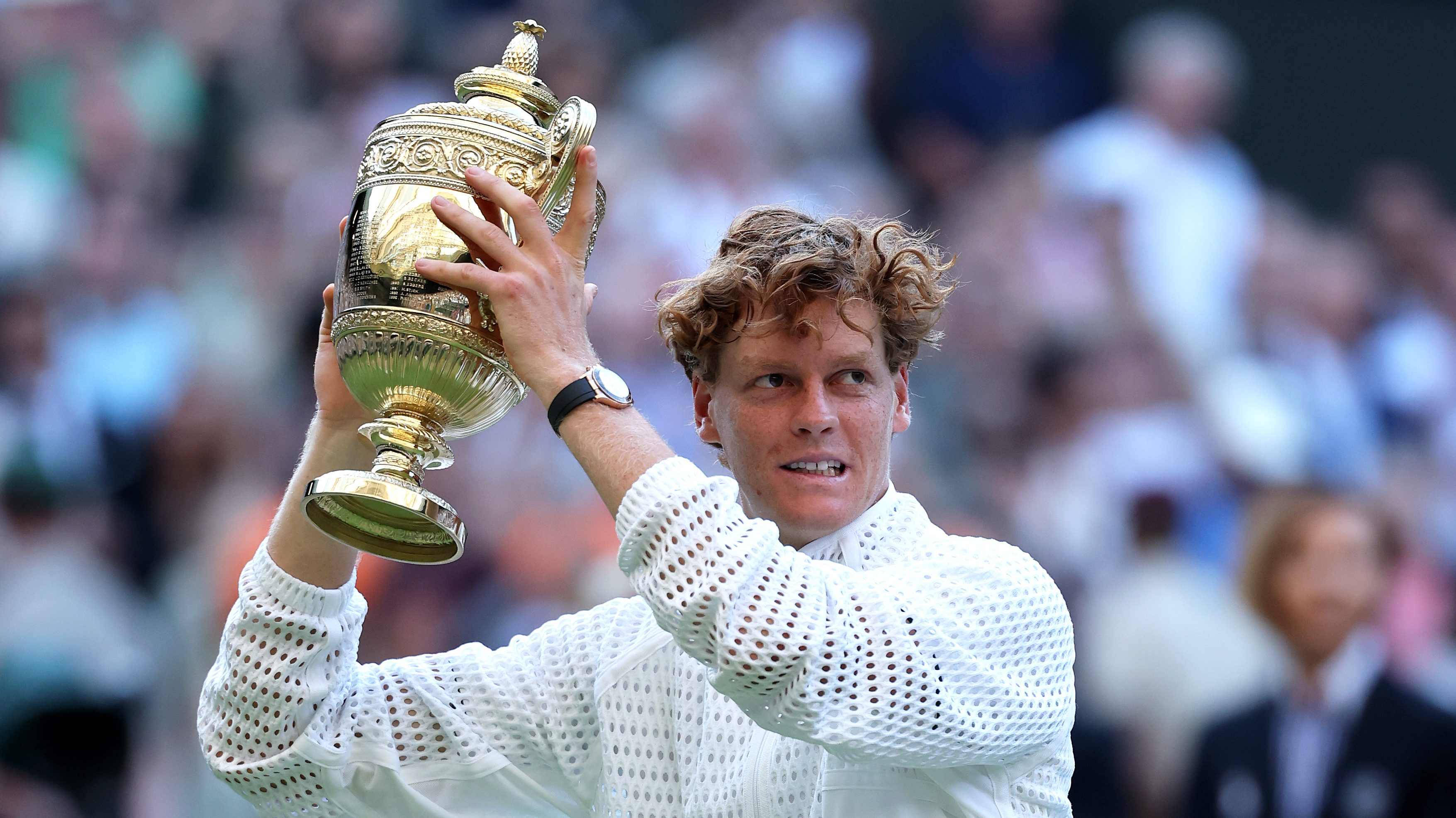 Jannik Sinner a wimbledoni tenisztorna trófeájával.