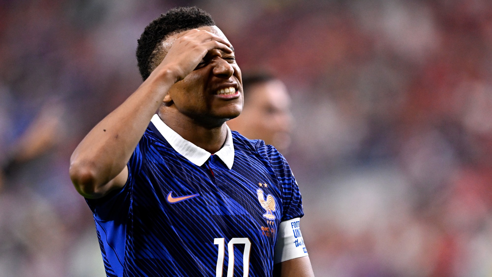 Kylian Mbappé fogja a fejét.
