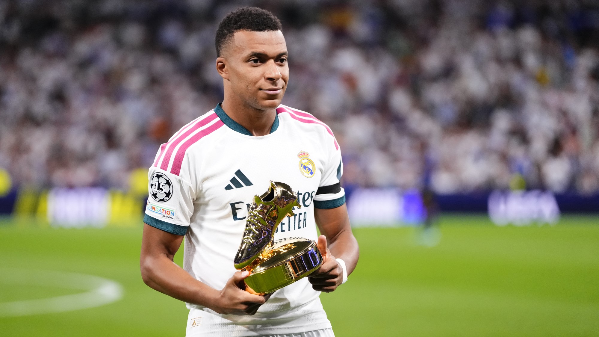 Kylian Mbappé a BL-gólkirálynak járó díjjal.