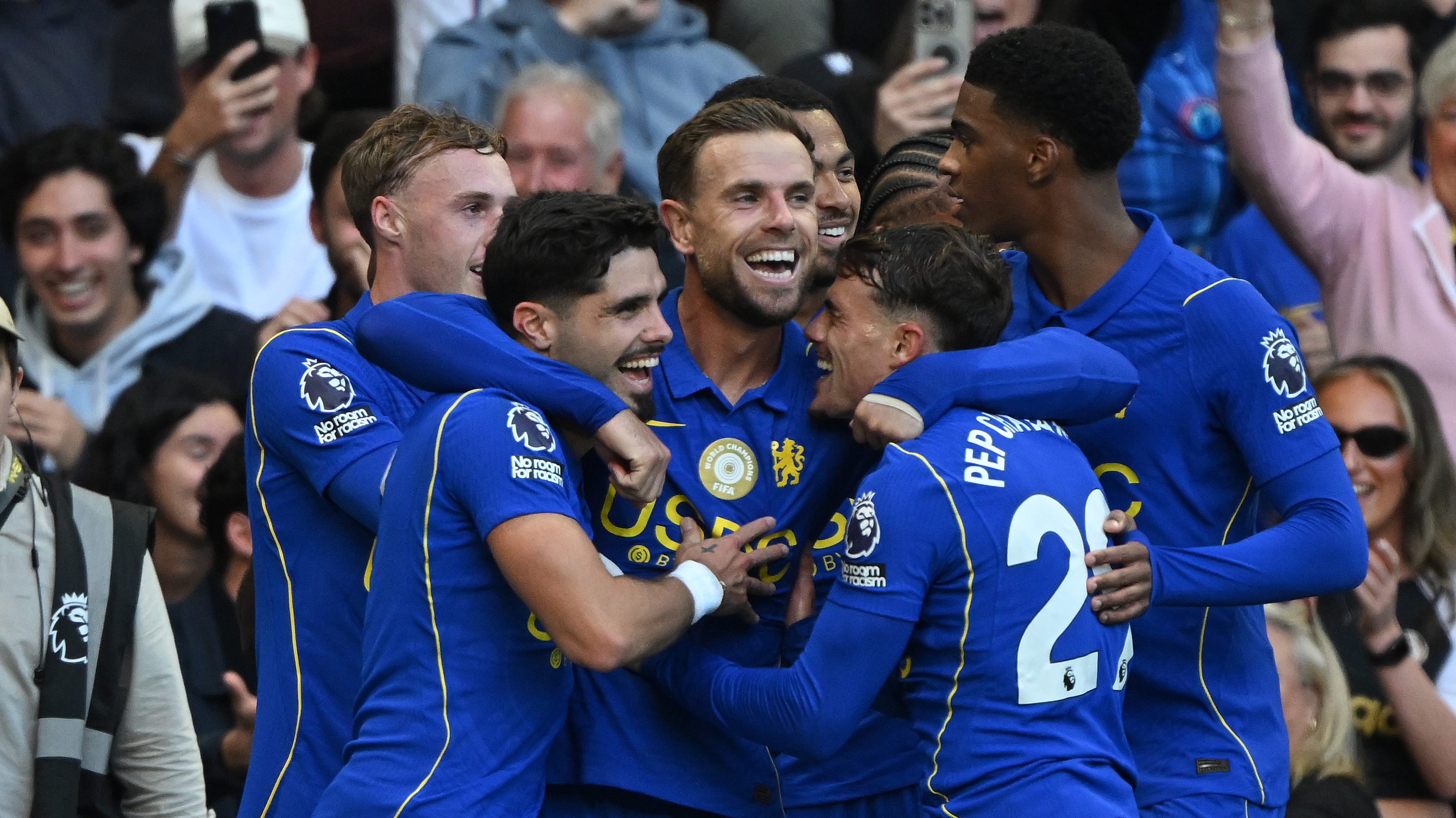 Jordan Henderson és társai ünnepelnek a Chelsea-Bournemouth mérkőzésen.
