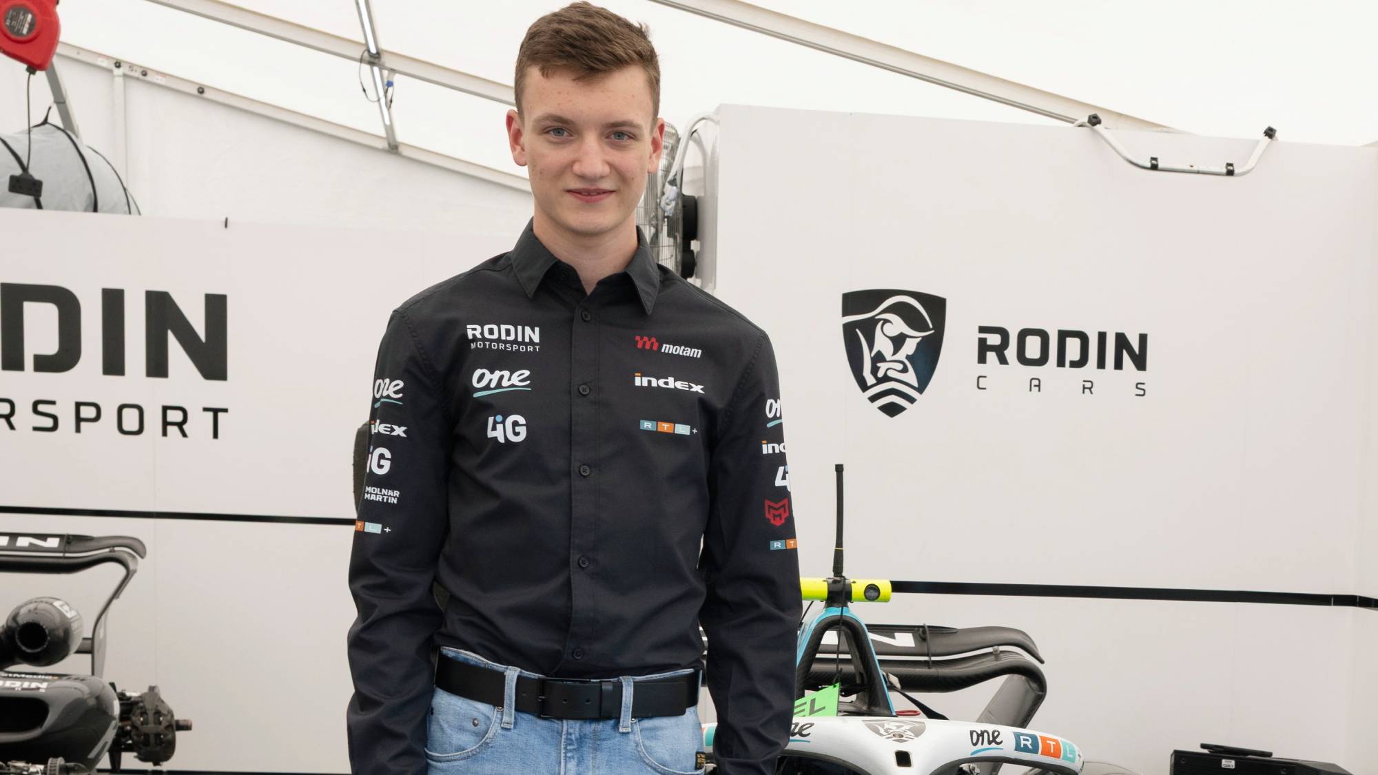 Molnár Martin, a GB3 széria autóversenyzője az autójával a paddockban az International GT Open versenyhétvégével kapcsolatos sajtóeseményen a mogyoródi Hungaroringen 2026. július 2-án. Az International GT Open versenyhétvégét július 4-én és 5-én rendezik meg a 40. születésnapját ünneplő Hungaroringen. Az eseményen GT sorozata mellett a TCR Europe és a brit F3 betétfutamot is megrendezik. Molnár Martin, a Rodin Motorsport 17 éves magyar versenyzője is indul a Forma-3-as (GB3) futamán.