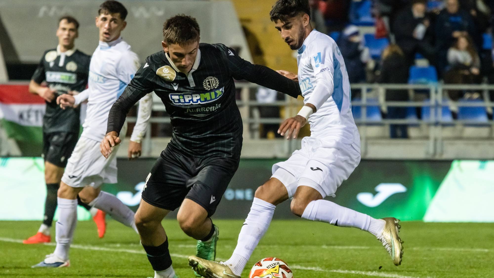 José Calderón, a Zalaegerszeg (j) és Szép Márton, az ETO játékosa a labdarúgó MOL Magyar Kupa 4. fordulójában játszott Zalaegerszegi TE FC - ETO FC mérkőzésen a zalaegerszegi ZTE Arénában 2026. október 28-án. Zalaegerszeg nyert 3-1-re.