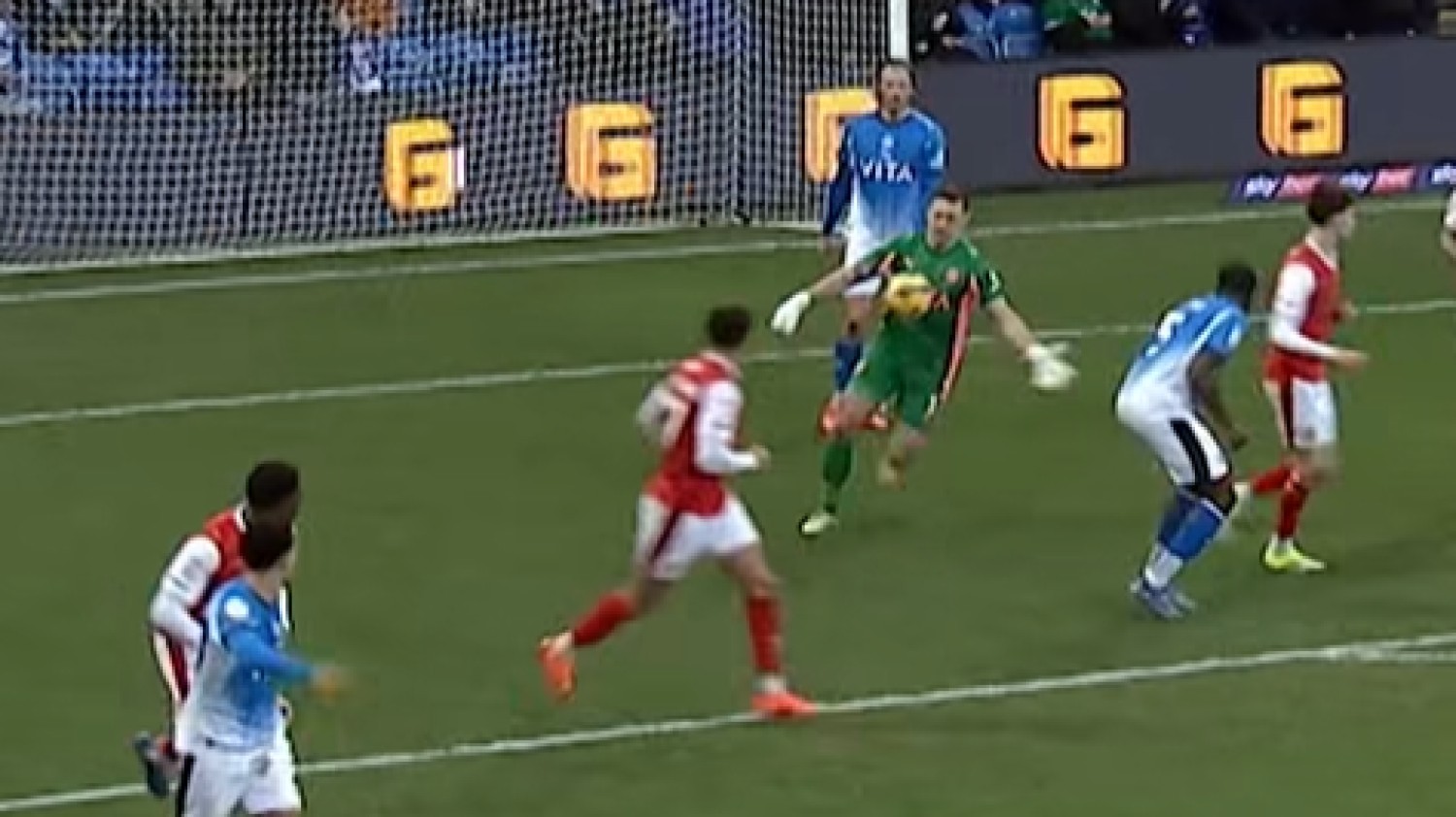 Balul sikerült kapuskirúgás a Stockport és a Rotherham mérkőzésén, öngól lett a vége.