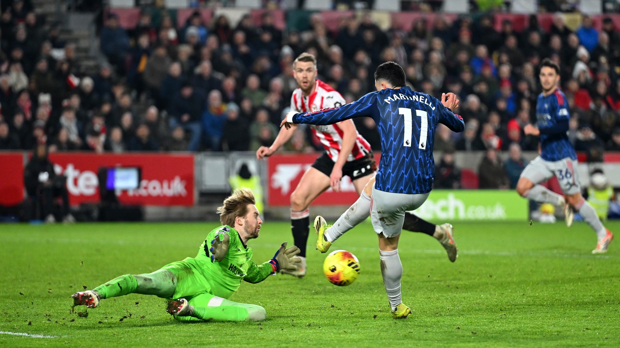 A Brentford és az Arsenal bajnokiján Gabriel Martinelli helyzete.