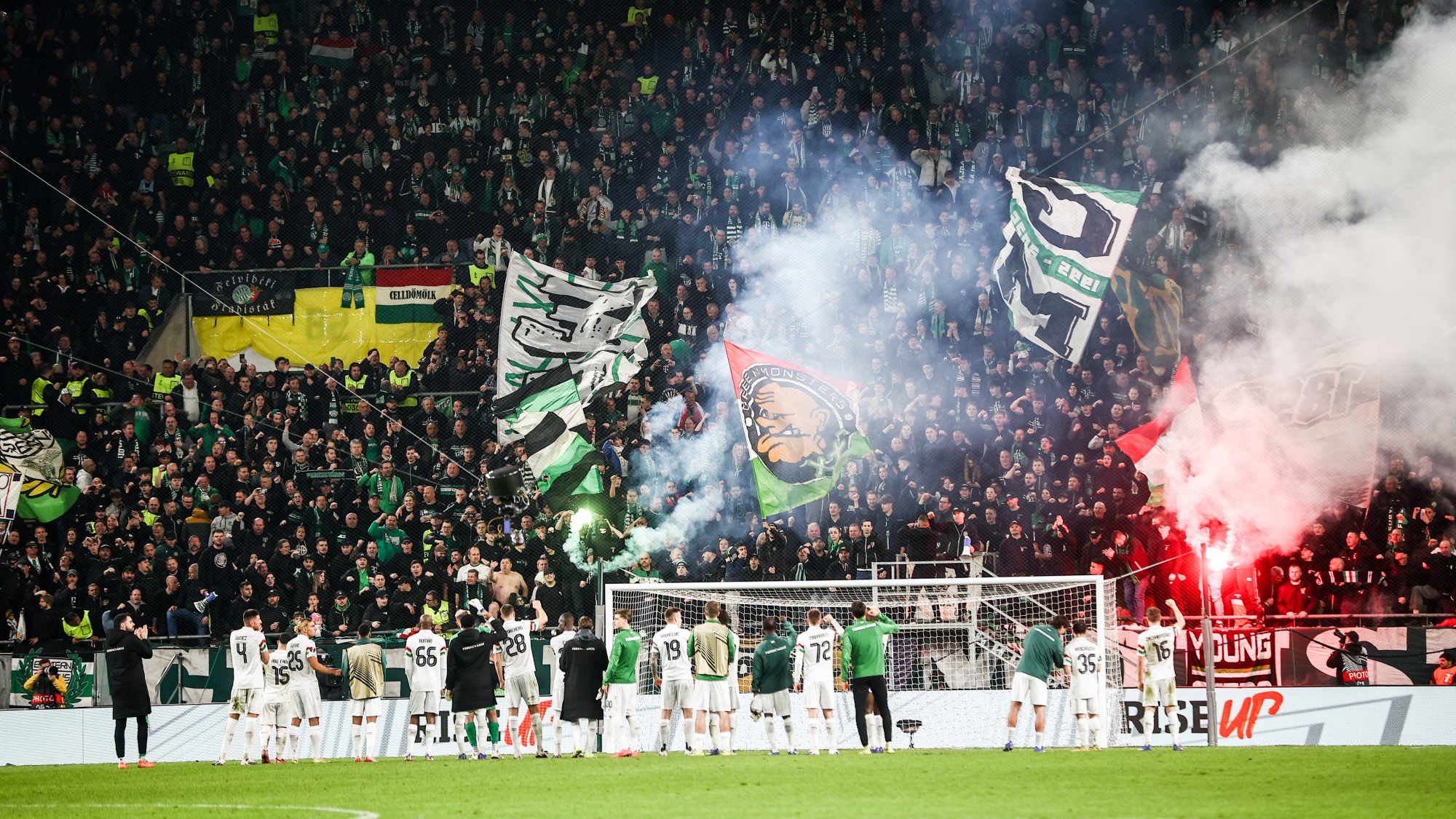 A Ferencváros játékosai ünnepli a Braga legyőzését az Európa Ligában.