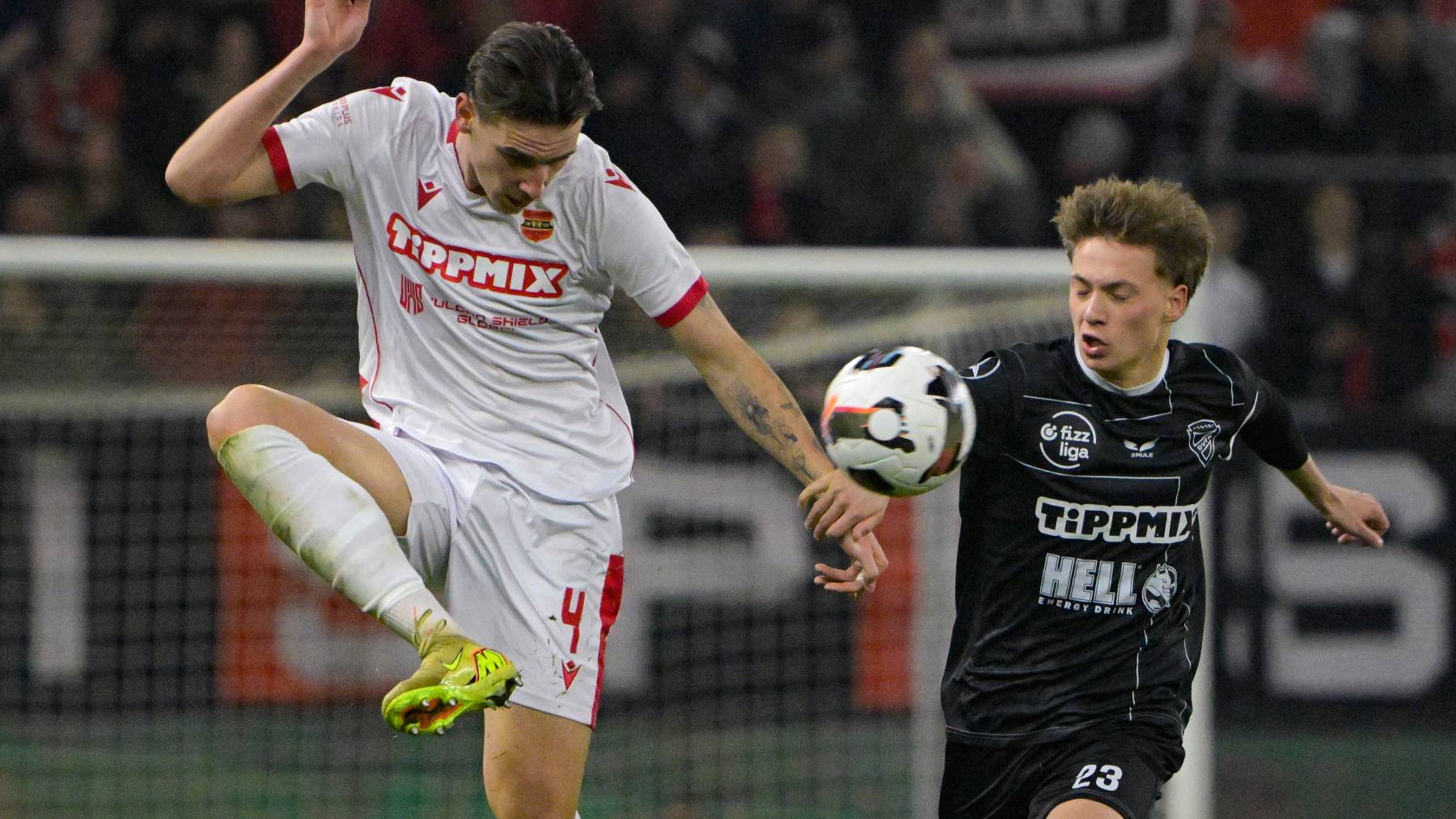 Budapest, 2026. március 5. Szabó Alex, a Honvéd (b) és Pető Milán, a DVTK játékosa a labdarúgó MOL Magyar Kupa negyeddöntőjében játszott Budapest Honvéd FC TC - Diósgyőri VTK mérkőzésen a Bozsik Arénában 2026. március 5-én. MTI/Szigetváry Zsolt